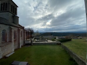 Property grounds - Maison 'Lilas Rose' 300m², 12 guests, private garden and barbecue (Le Mas-de-Tence)