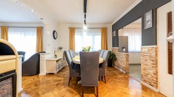 Apartamento estándar, vistas al jardín | Servicio de comidas en la habitación