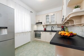 Standard Apartment, Garden View | Private kitchen
