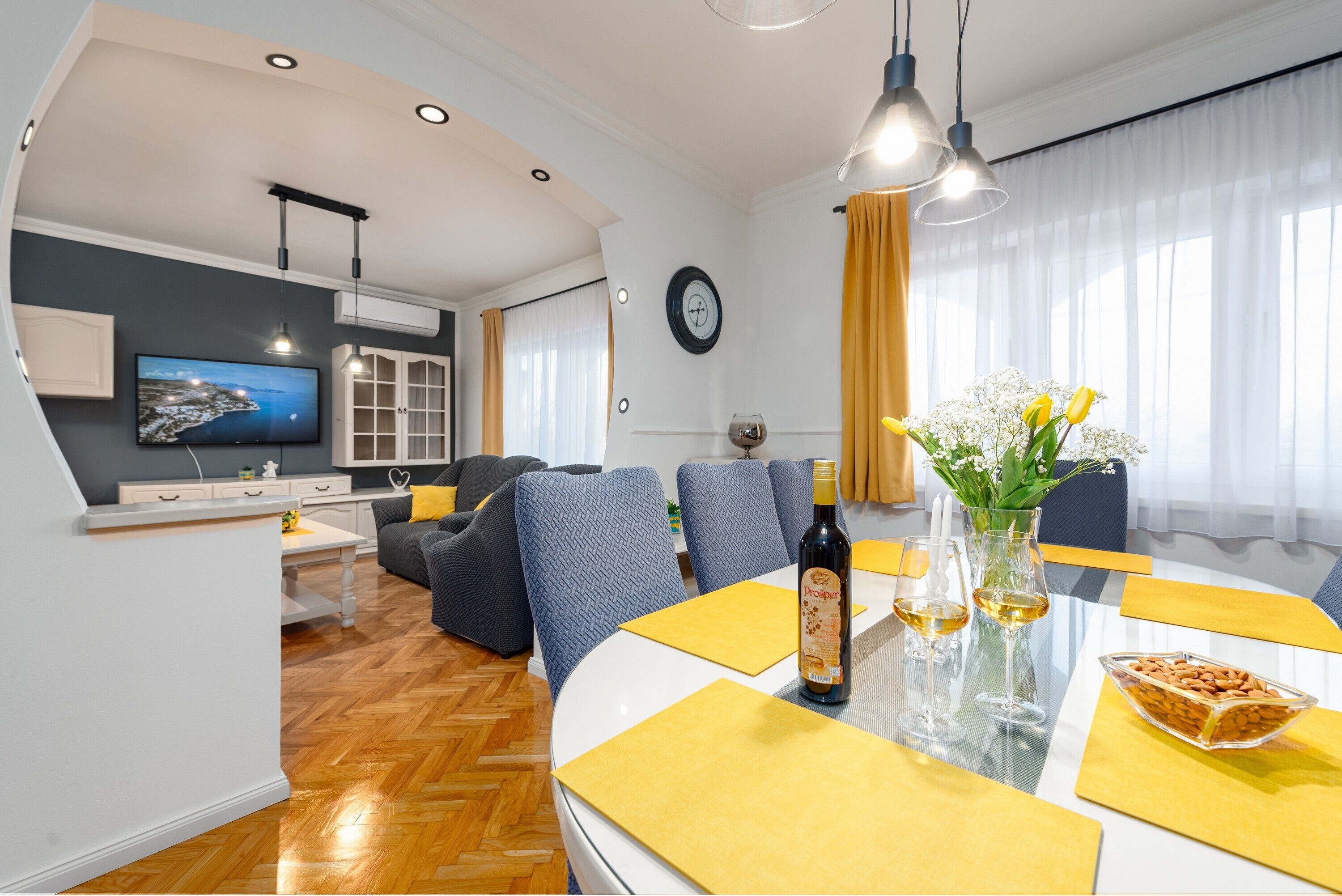 Standard Apartment, Garden View | In-room dining