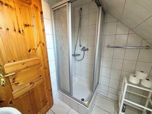 Een douche, een haardroger, zeep, toiletpapier