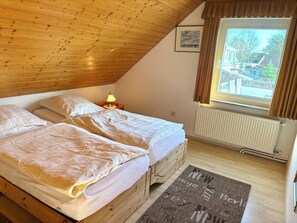 2 bedrooms, free WiFi, bed sheets - Apartment Sternenhimmel - directly on the dike in Harlesiel - 400m to the beach (Wittmund)
