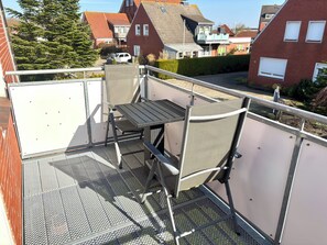 Outdoor dining - Apartment Sternenhimmel - directly on the dike in Harlesiel - 400m to the beach (Wittmund)