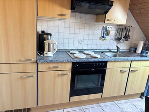 Een koelkast, een magnetron, een oven, een kookplaat