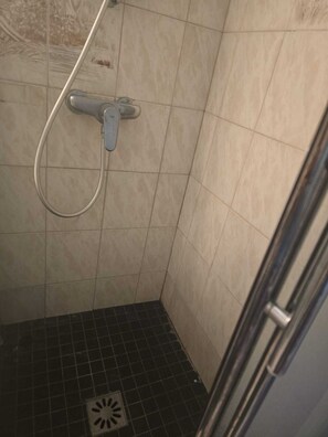 Shower, hair dryer, towels, soap - SINGLE ROOM (Nanterre)