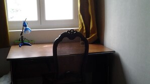 A room with a desk, chair, and a window with curtains. - SINGLE ROOM (Nanterre)