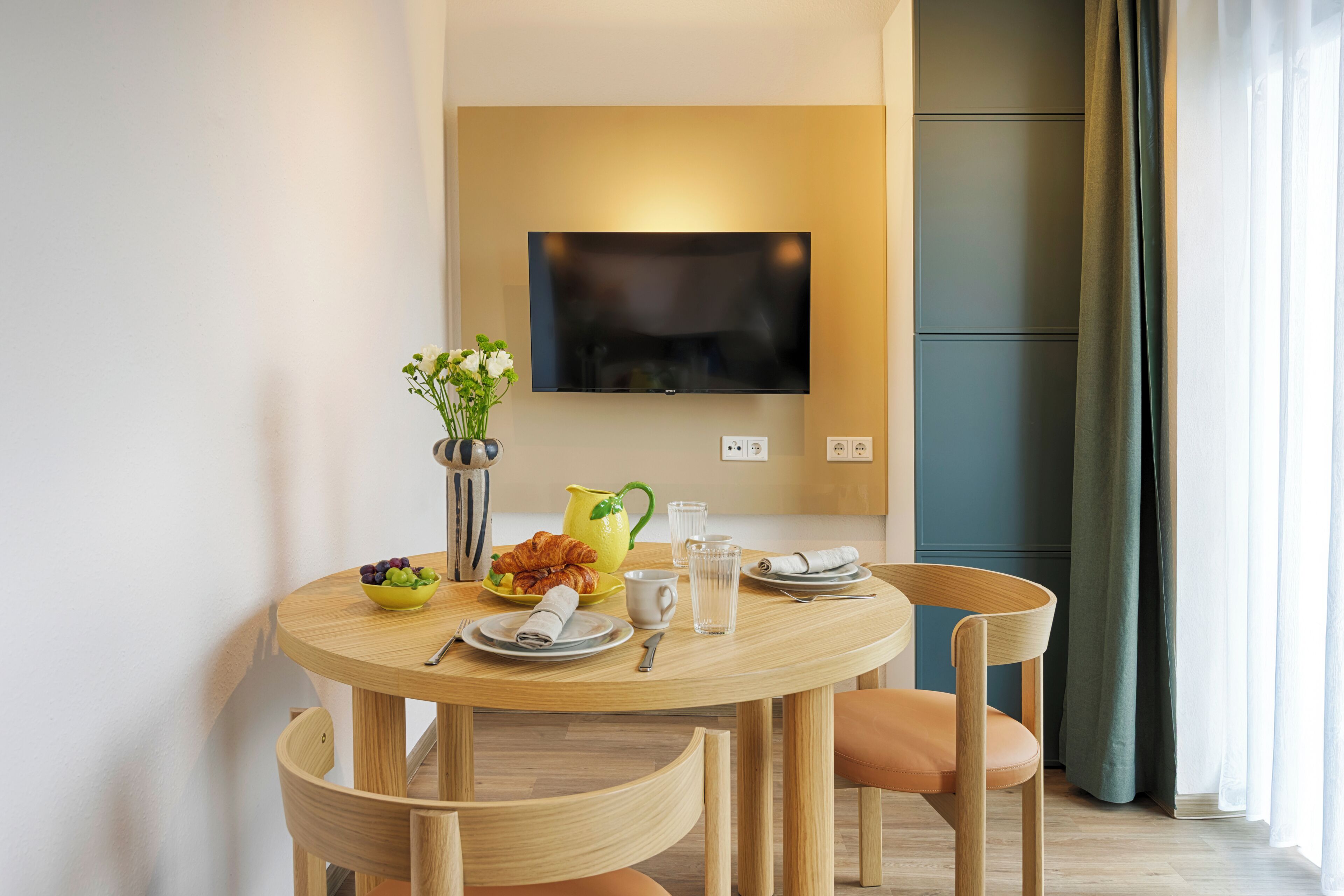 Deluxe Studio | In-room dining