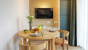 Studio – deluxe | Spiseområde på rommet