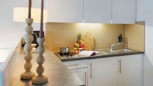 Studio – deluxe | Eget kjøkken | Kjøleskap, mikrobølgeovn, kokeplater og brødrister