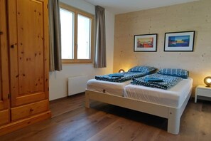 3 habitaciones, tabla de planchar con plancha, wifi y ropa de cama 