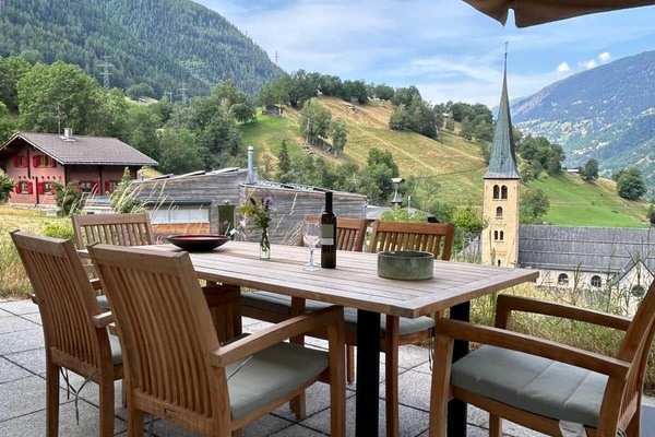 Große Terrasse mit Panoramablick auf Grengiols und die Berge