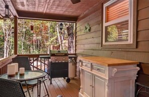Outdoor dining - Private Cabin in Blairsville/ Hot Tub/ Fire pit/ Large yard (Blairsville)