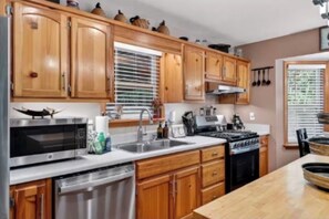 Private kitchen - Private Cabin in Blairsville/ Hot Tub/ Fire pit/ Large yard (Blairsville)