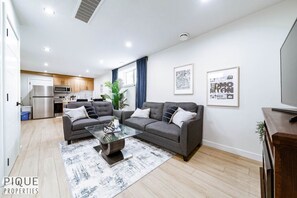 Smart-TV, Kamin, Bücher