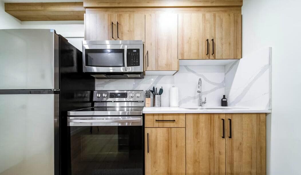 Coffee/tea maker, fridge, microwave, oven