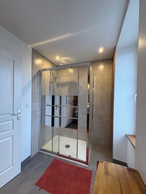 Regadera, jabón, papel de baño 