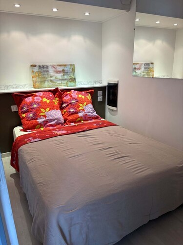 Large studio 40 square metres secure condominium