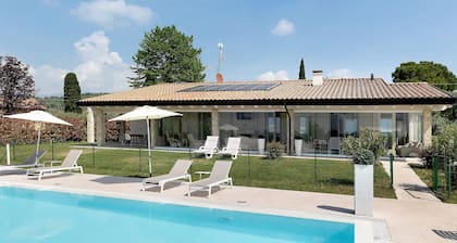 Bardolino Golden Hill â Villa privĂ©e avec piscine chauffĂ©e et jacuzzi