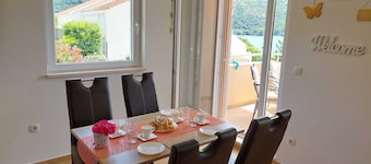 A2 - Charming 2-Bedroom Escape near Dubrovnik: Balcony Sea View & High-Speed Wi-Fi