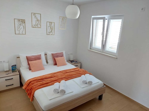 A2 - Charming 2-Bedroom Escape near Dubrovnik: Balcony Sea View & High-Speed Wi-Fi