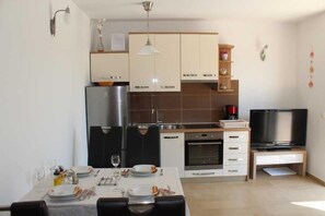 Ofen, Herdplatte, Wasserkocher mit Kaffee-/Teezubehör, Toaster