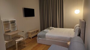 1 bedroom, WiFi, bed sheets - Studio apartment with patio in Câmara de Lobos | Privileged location (Câmara de Lobos)