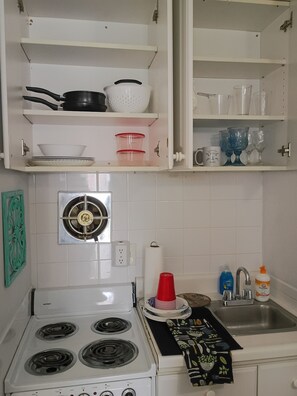 Private kitchen - Budget midtown studio for 2 (Ocean City)