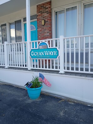 Ein Gebäude mit einem Schild, auf dem 'Ocean Way' und 'Seven Forty Fifth Street' steht.