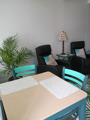 Dining - Budget midtown studio for 2 (Ocean City)