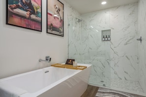 Douche, séchoir à cheveux, serviettes fournies, savon
