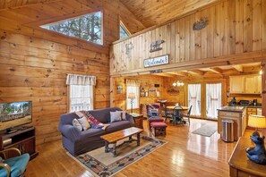 Smart TV - Paws and Relax-Pet Friendly, Private, Close to Lake Lure, Father's Day (Mill Spring)