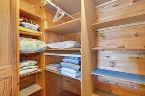 Interior - Paws and Relax-Pet Friendly, Private, Close to Lake Lure, Father's Day (Mill Spring)