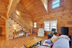 Smart TV - Paws and Relax-Pet Friendly, Private, Close to Lake Lure, Father's Day (Mill Spring)