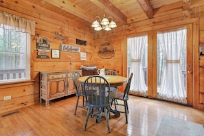 Dining - NEW! Welcome to Paws and Relax by Carolina Properties. (Mill Spring)