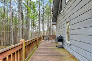 Outdoor dining - NEW! Welcome to Paws and Relax by Carolina Properties. (Mill Spring)