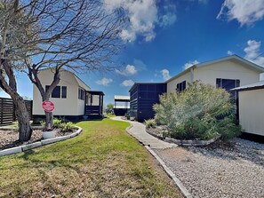 Property grounds - Speckled Trout Cottages | Pet-Friendly + Canal Front (Rockport)
