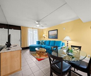 40-inch flat-screen TV with cable channels - Magic Tree Resort by Coolvacay (Kissimmee)