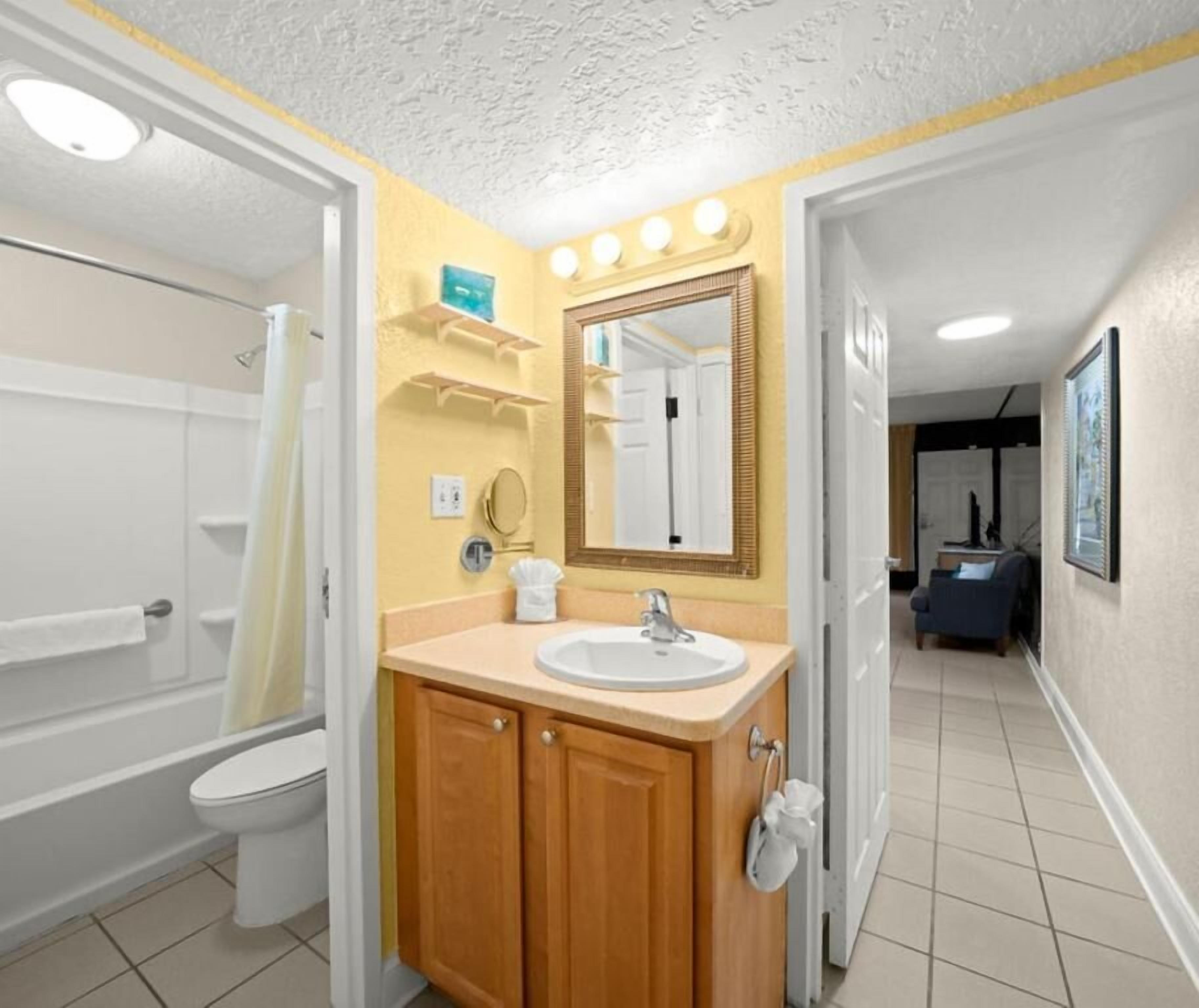 Combined shower/tub, towels