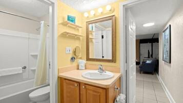 Combined shower/tub, towels