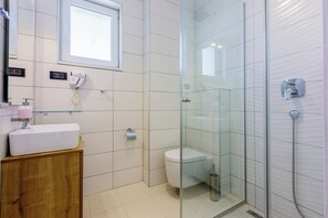 Shower, hair dryer, towels, soap - Large vacation apartment with 4 bedrooms, 4 bathrooms and swimming pool (Crikvenica)