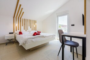 4 bedrooms, free WiFi, bed sheets - Large vacation apartment with 4 bedrooms, 4 bathrooms and swimming pool (Crikvenica)