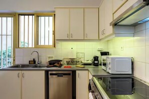 Private kitchen - Luxury 2 bed Urban Oasis in the Heart of Athens (Kesariani)