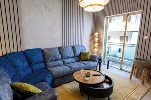 Living area - Luxury 2 bed Urban Oasis in the Heart of Athens (Kesariani)