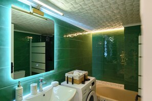 Shower, hair dryer, towels, soap - Luxury 2 bed Urban Oasis in the Heart of Athens (Kesariani)