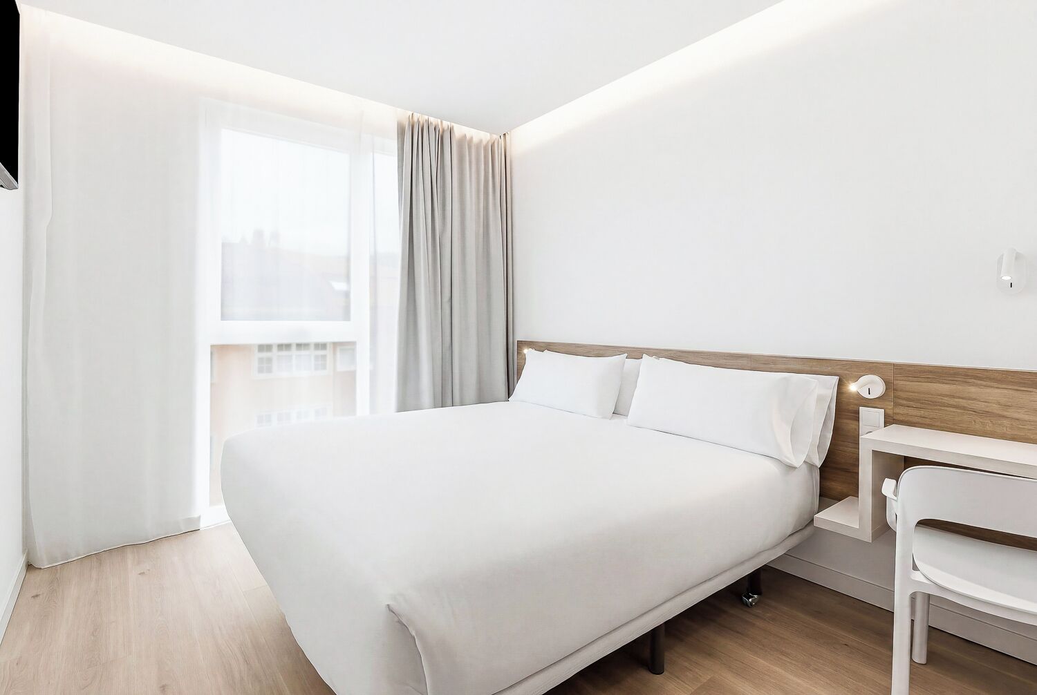 Quarto casal | Cofres nos quartos, escrivaninha, espaço de trabalho para notebook