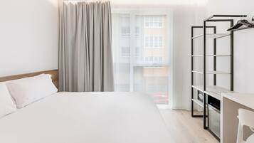 Tweepersoonskamer | Een kluis op de kamer, een bureau, een laptopwerkplek, gratis wifi
