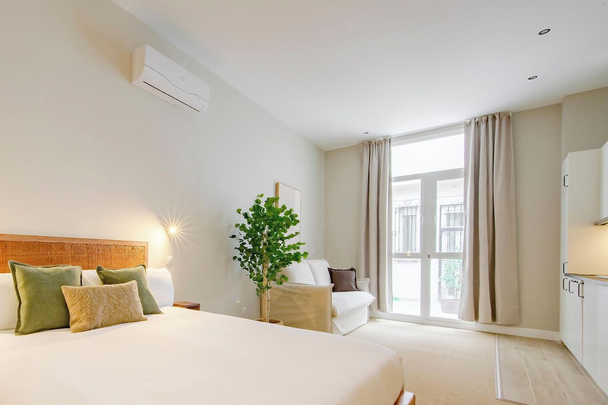 Deluxe-Studiosuite, barrierearme Badewanne, Blick auf den Innenhof