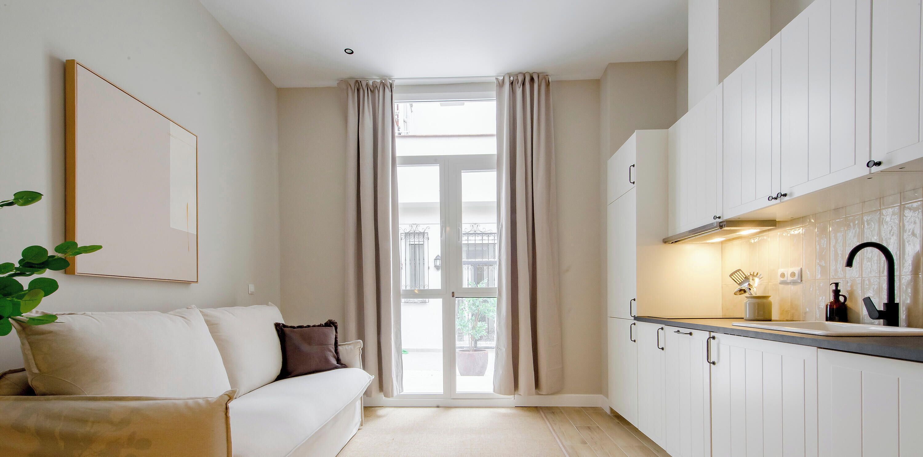 Deluxe-Studiosuite, barrierearme Badewanne, Blick auf den Innenhof | Wohnbereich