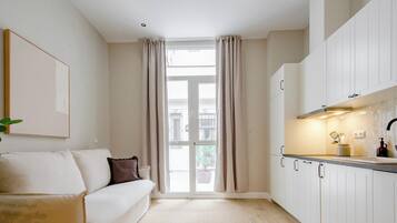 Deluxe-Studiosuite, barrierearme Badewanne, Blick auf den Innenhof | Wohnbereich