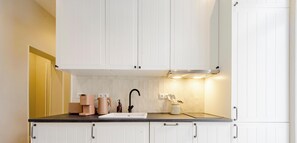 Perhehuoneisto, näköala pihalle | Yksityinen keittiö